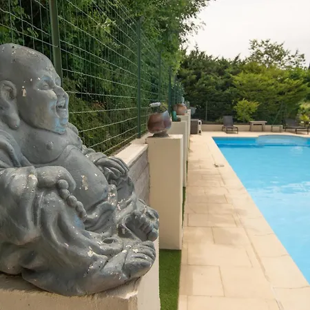Hébergement de vacances Maison De Avec Piscine *